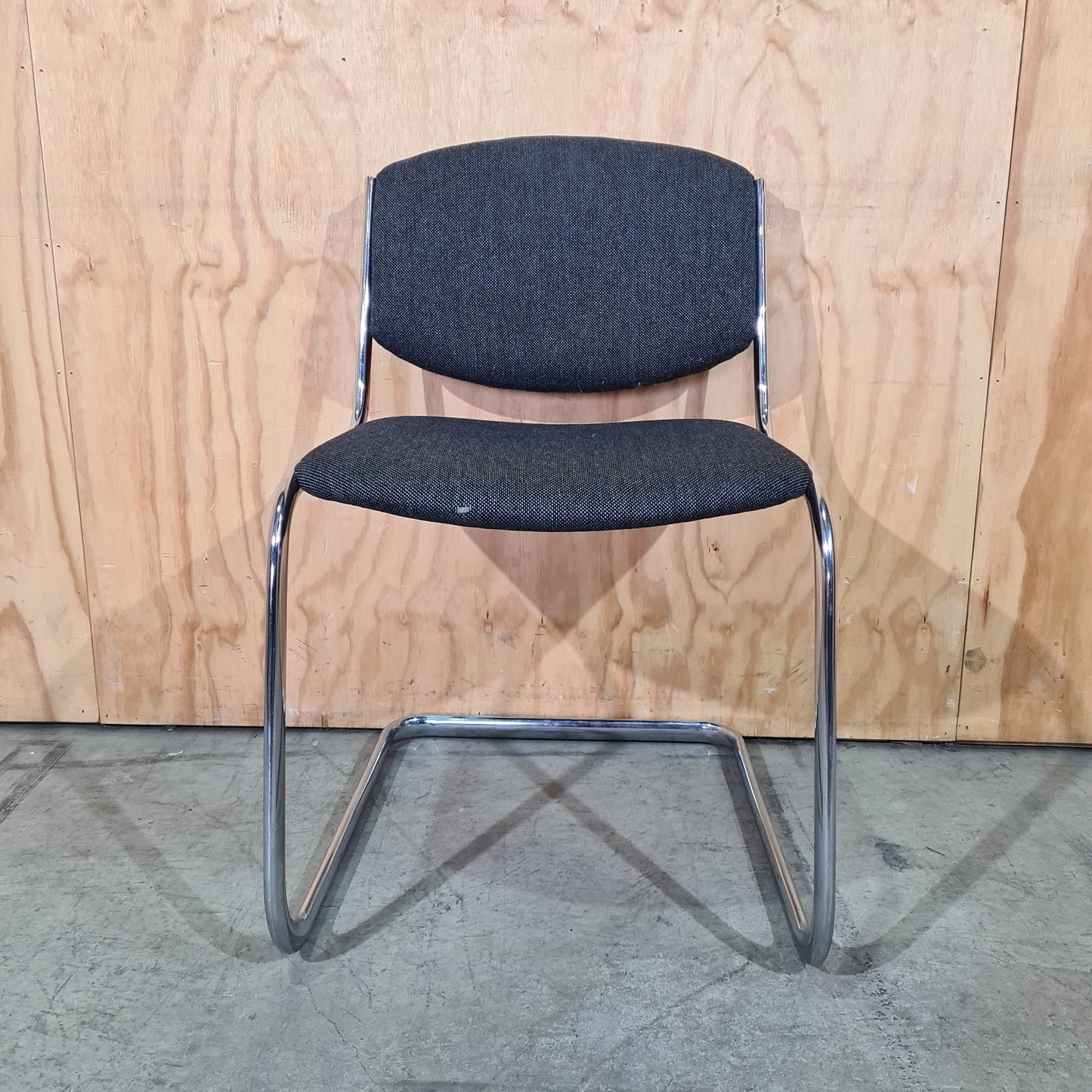 Stem Sled Leg Visitor Chair in Grey