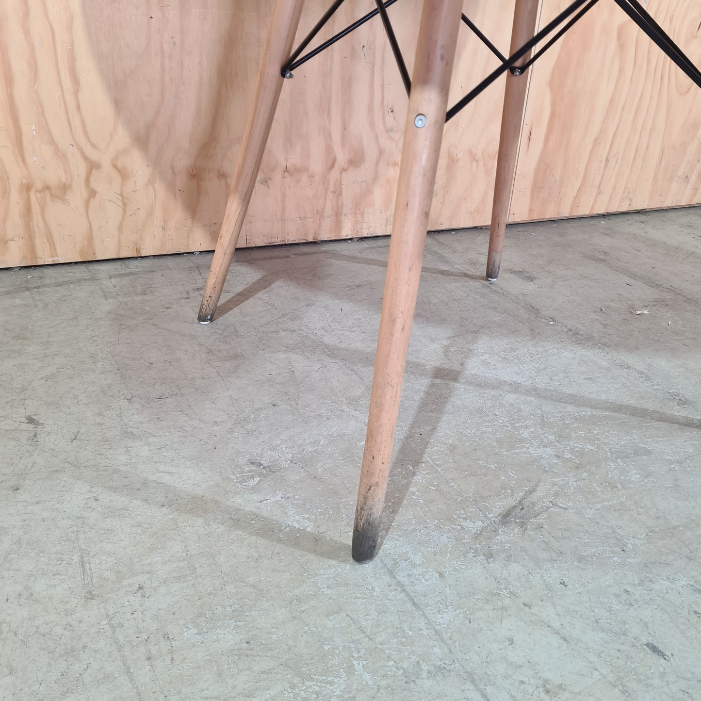 Replica Eames DSW Eiffel Round Dining Table