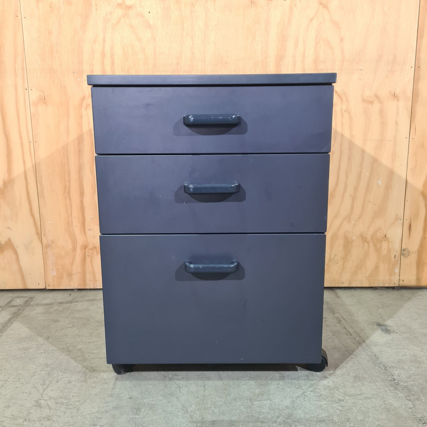 Charcoal Pedestal with Charcoal Handles