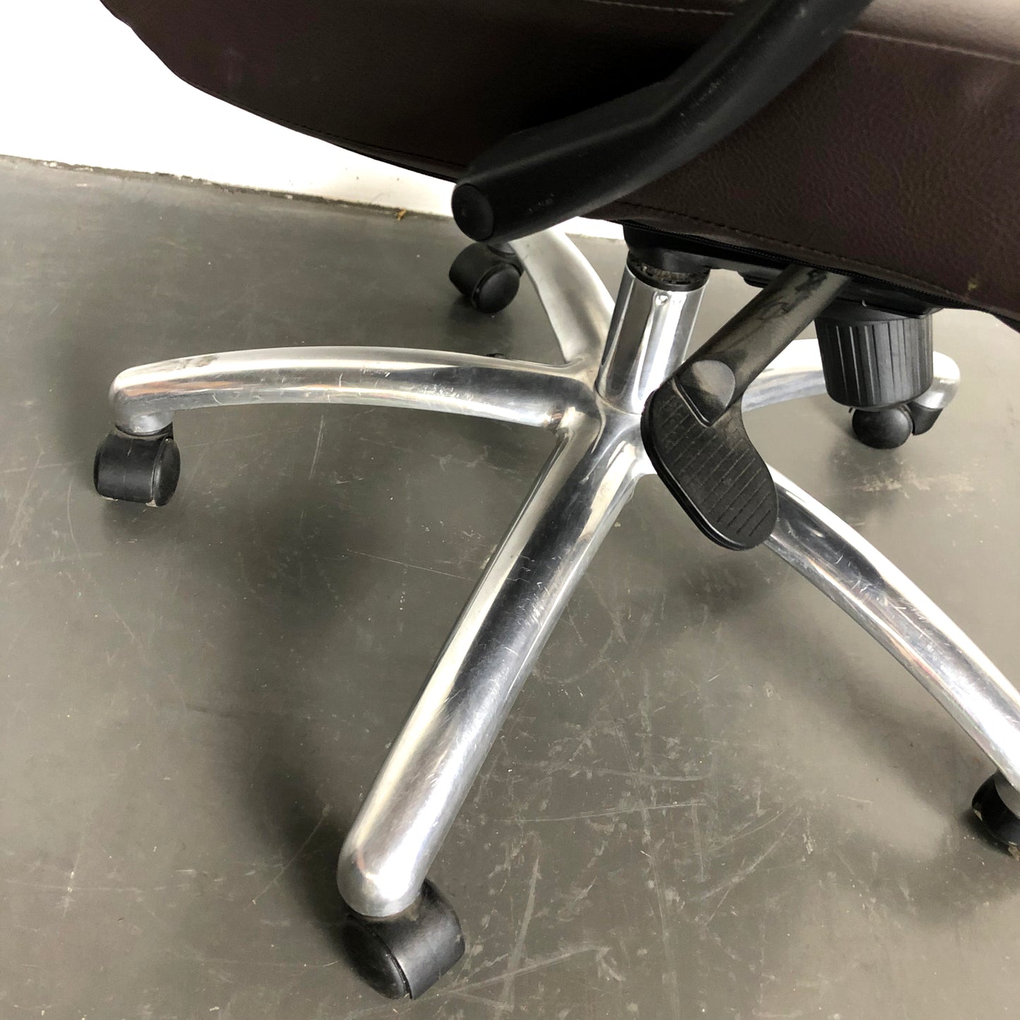 Cofemo 'Boss Low Back' Brown Leather Office Chair on chrome wheels