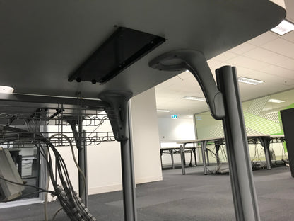 Methis Clover System 3 x 2 Bay Workstation with Partitions