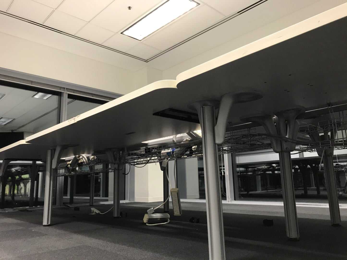 Methis Clover System 3 x 2 Bay Workstation with Partitions
