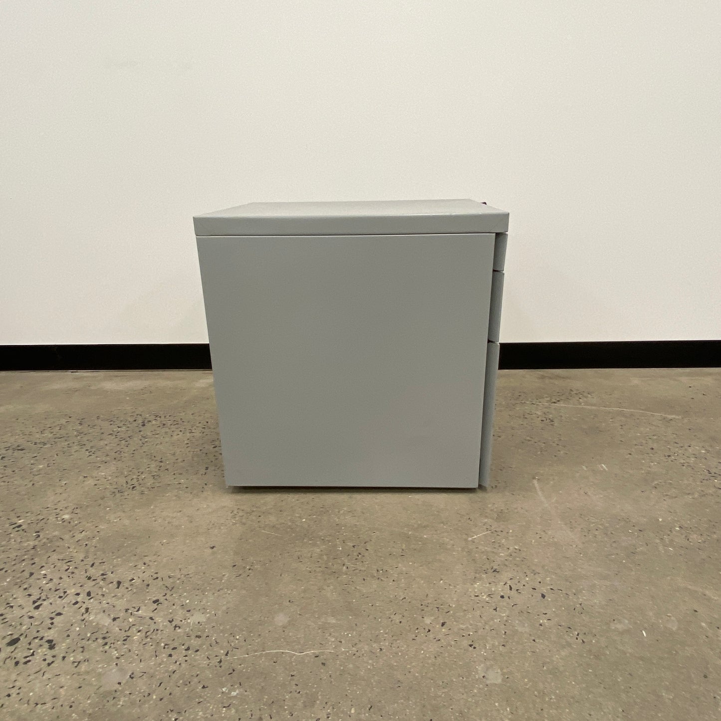 EliteBuilt Silver Pedestal on Wheels