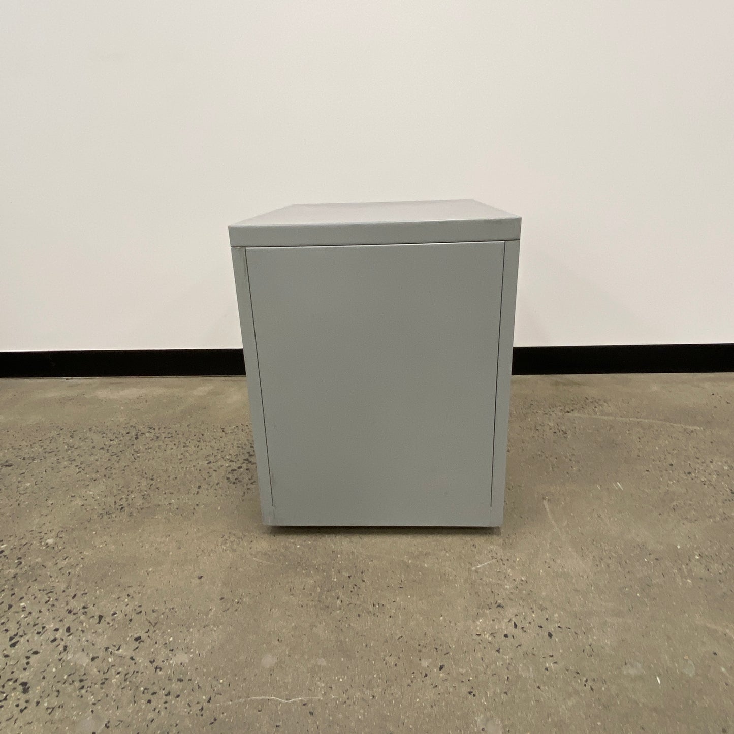 EliteBuilt Silver Pedestal on Wheels