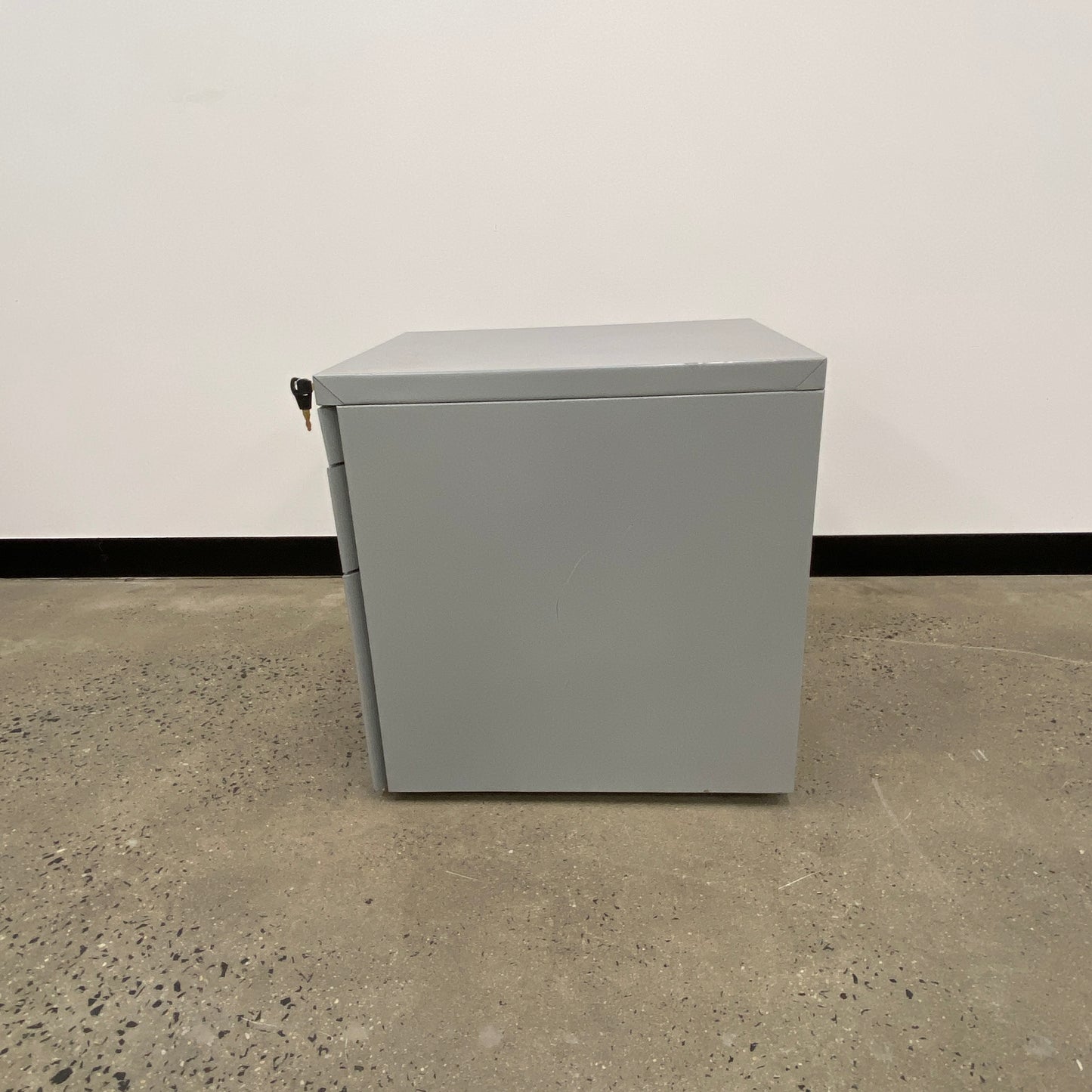 EliteBuilt Silver Pedestal on Wheels