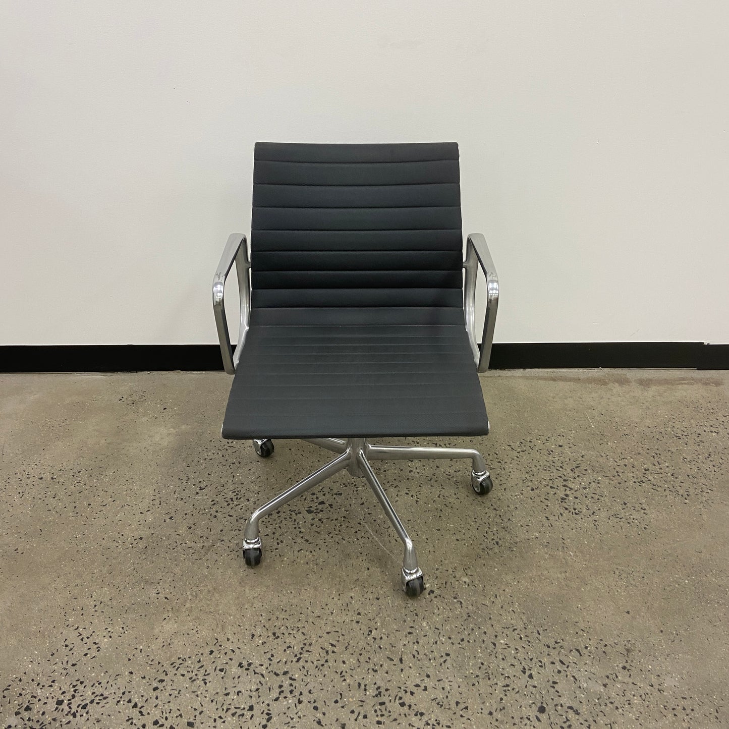 Herman Miller Eames Aluminium Group Management Chair Grey