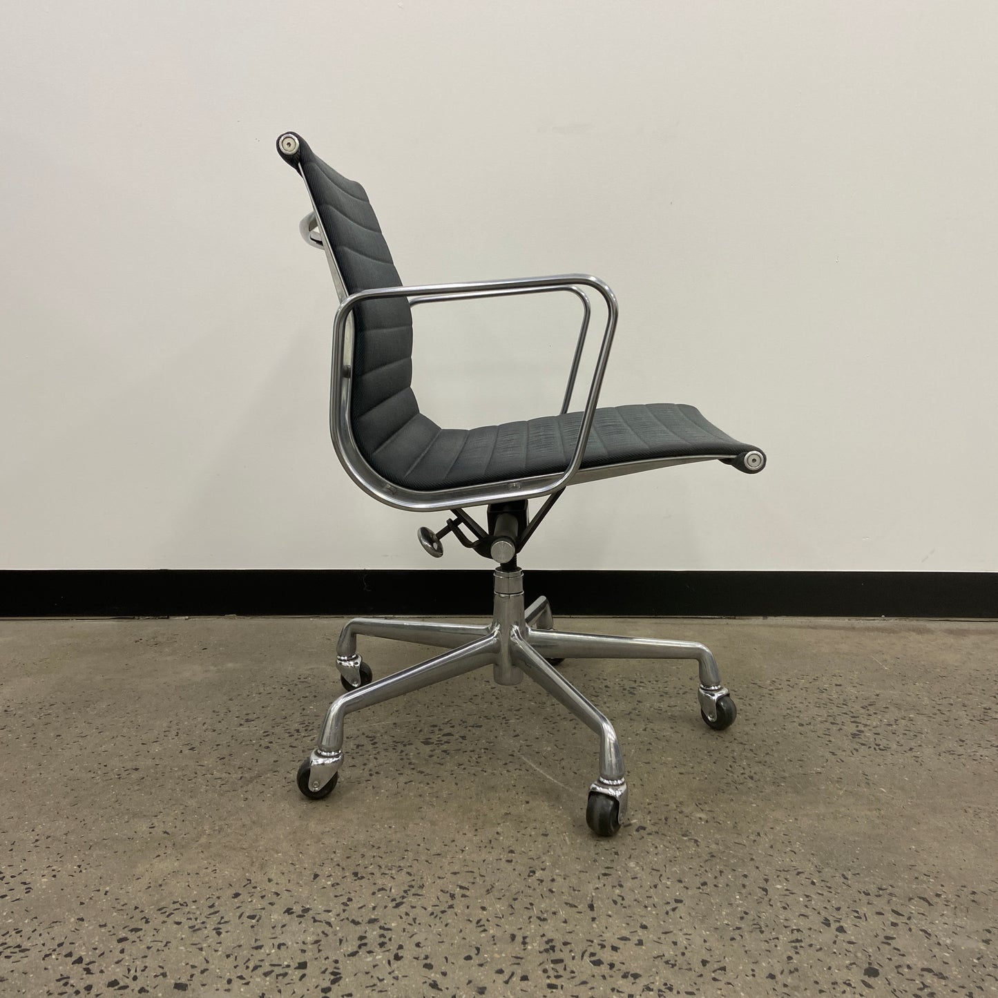 Herman Miller Eames Aluminium Group Management Chair Grey