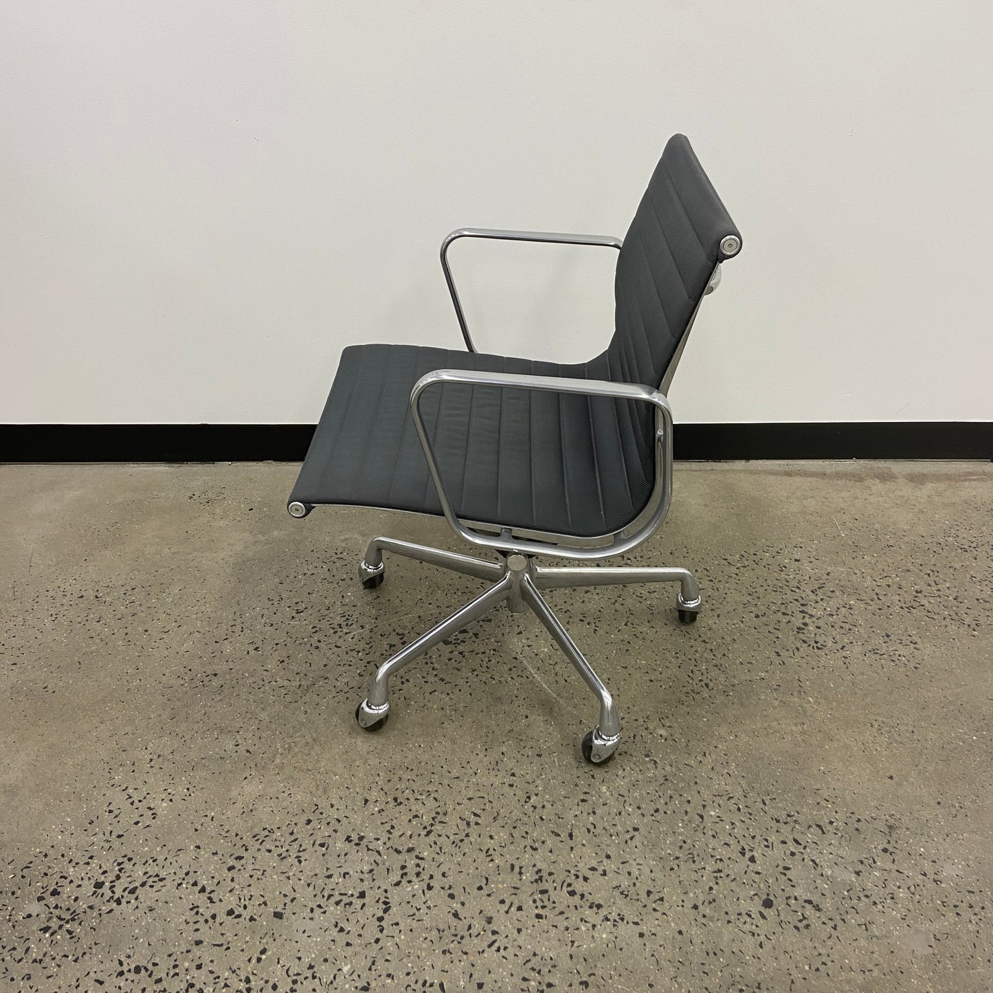 Herman Miller Eames Aluminium Group Management Chair Grey