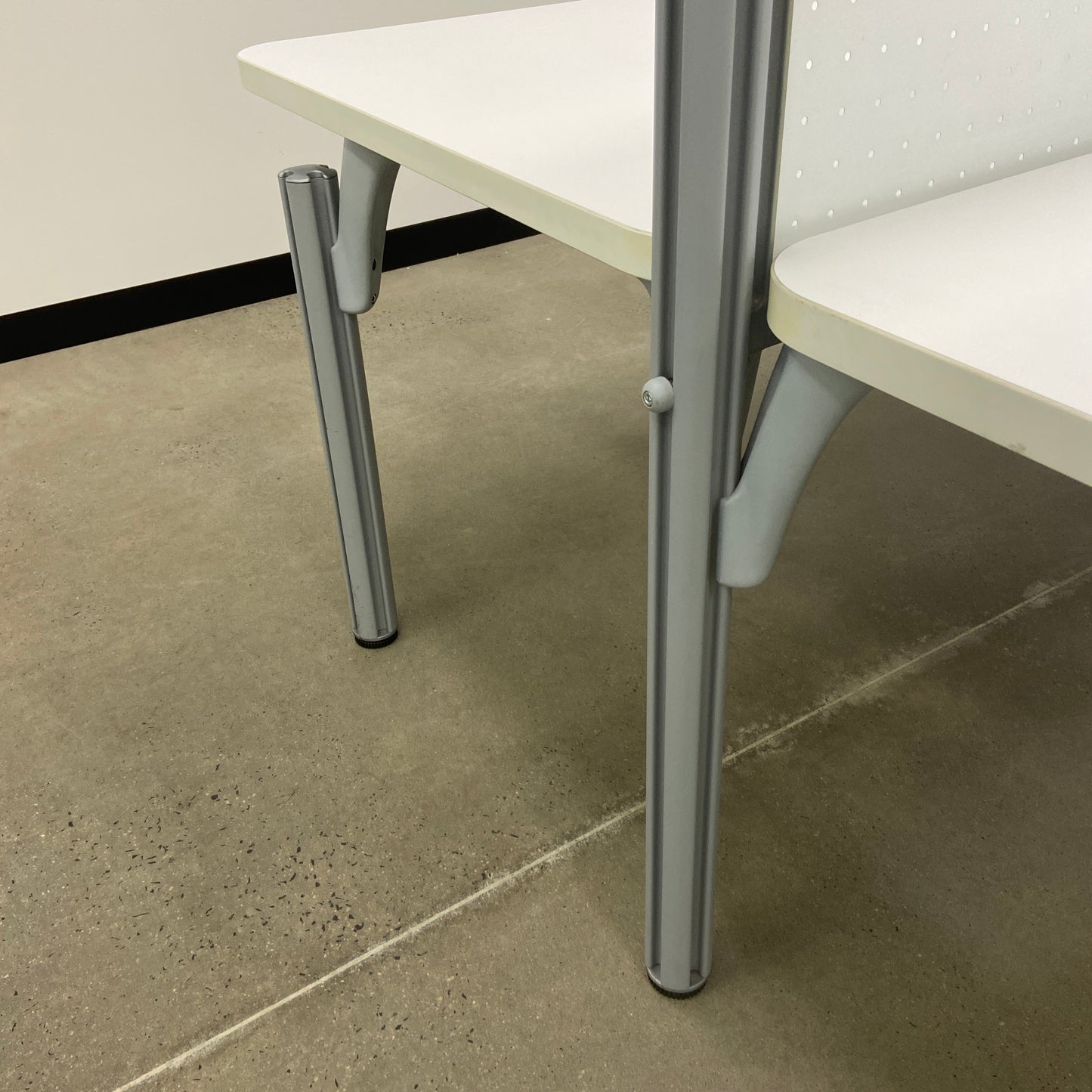 Methis Clover System 2x1 Bay Workstation with Partitions