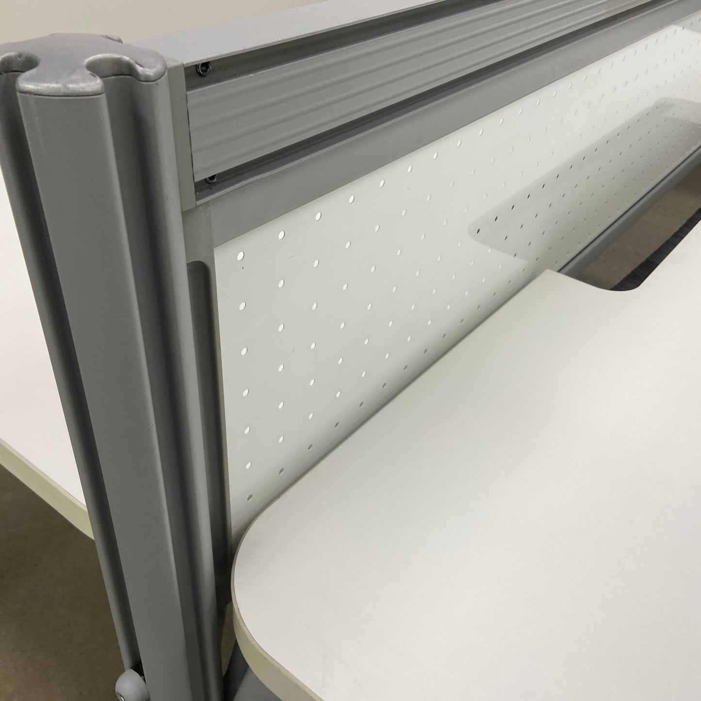 Methis Clover System 2x1 Bay Workstation with Partitions